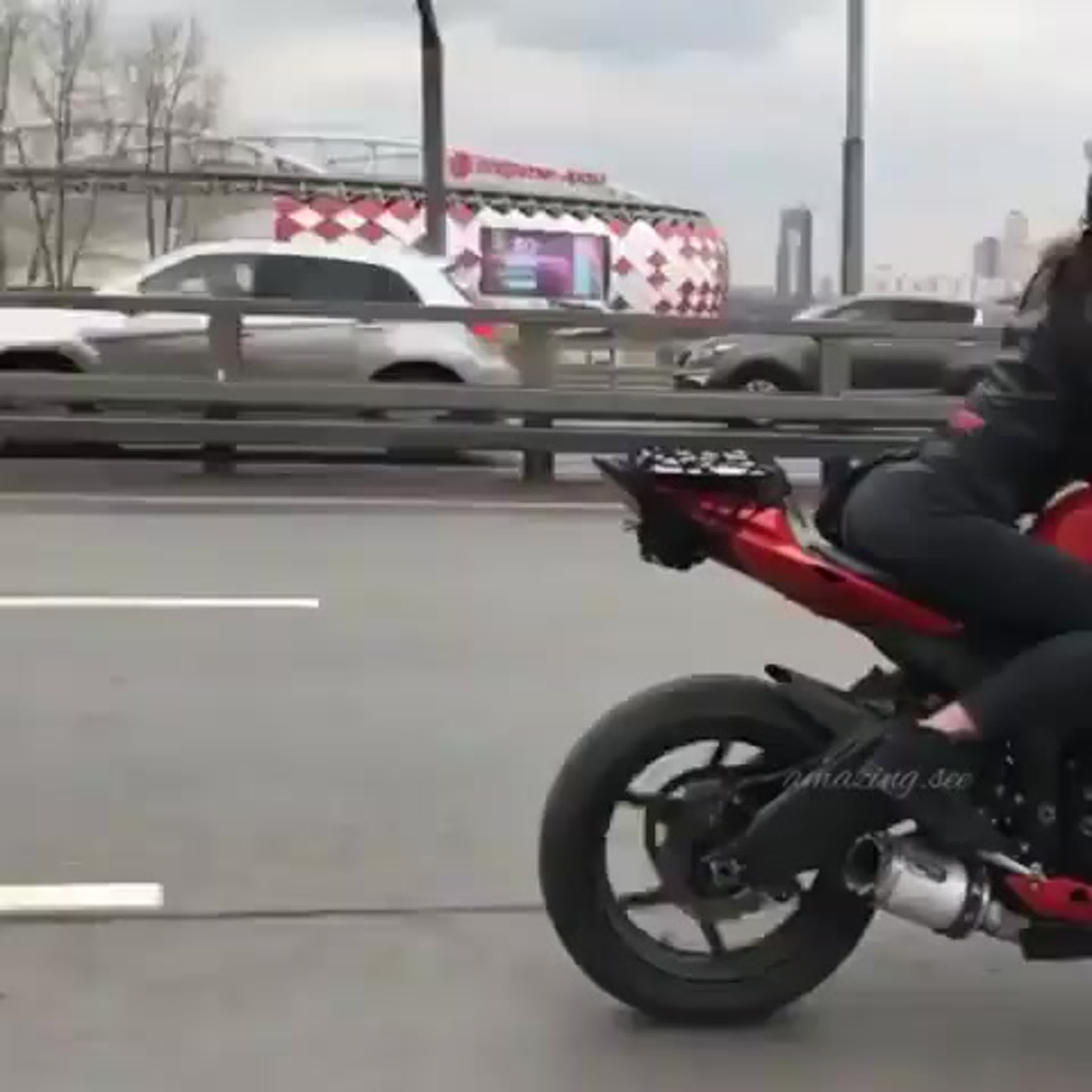 что творит она👍