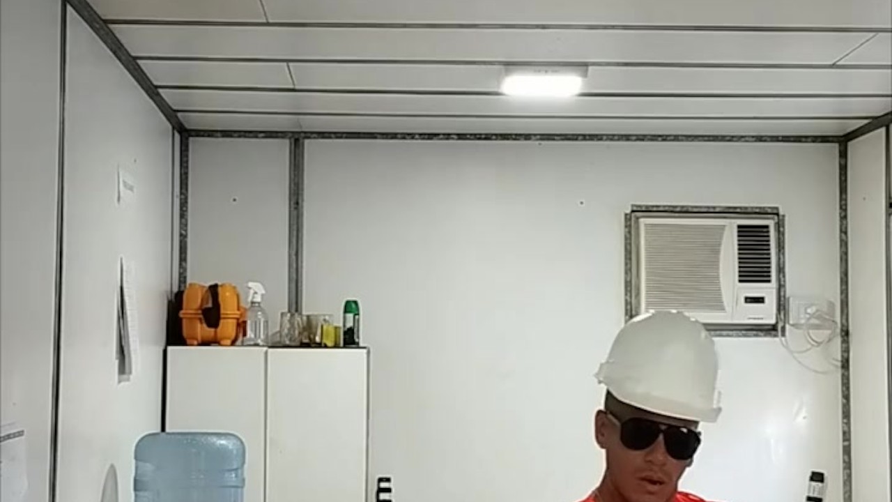 paja en la oficina, con gente cerca